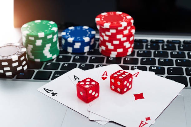 Live Dragon Tiger game interface on lapakmerah showing dealer, cards, and betting area